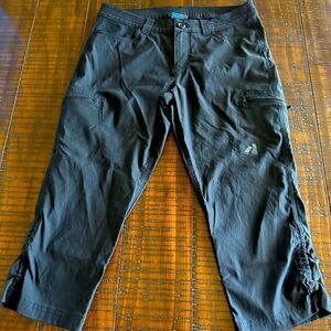 Eddie Bauer First ascent black capri pants 6